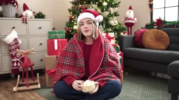 Junge Blonde Frau Sieht Film Auf Dem Fußboden Weihnachtsbaum Hause — Stockvideo
