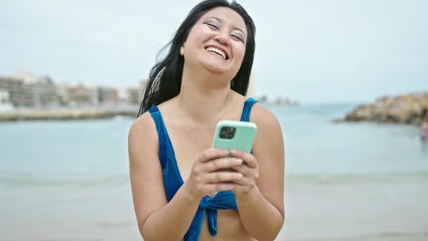Unge Kinesisk Kvinne Turist Iført Bikini Ved Hjelp Smarttelefon Stranden – stockvideo