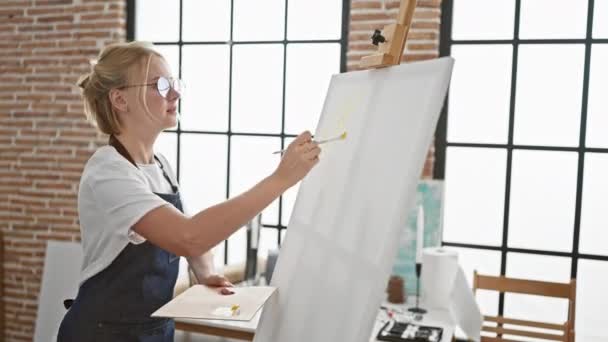 Jeune Femme Blonde Artiste Dessin Colère Atelier Art — Video