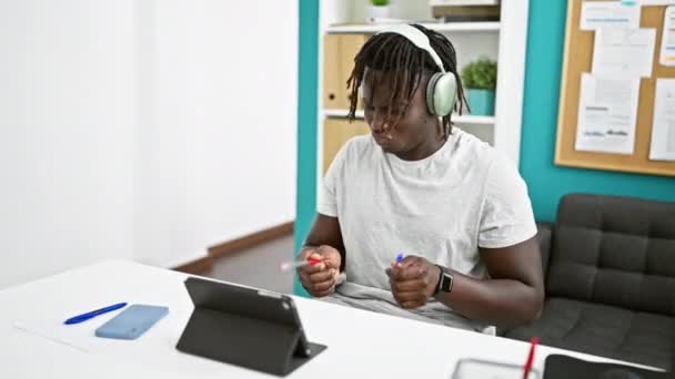 Trabajador Negocios Afroamericano Escuchando Música Haciendo Gesto Baterista Oficina — Vídeos de Stock
