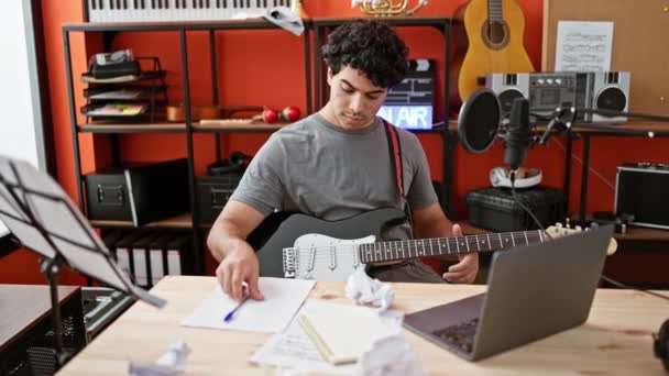 Ung Latinamerikansk Man Musiker Komponera Låt Spela Elgitarr Musikstudio — Stockvideo