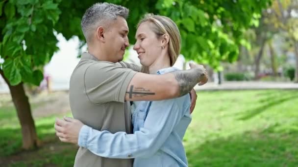 Hombre Mujer Pareja Abrazándose Mutuamente Besándose Parque — Vídeos de Stock