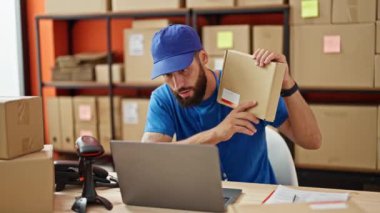 Genç İspanyol ecommerce çalışanı ofiste video görüşmesi yapıyor.