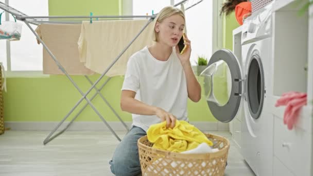 Jong Blond Vrouw Wassen Kleding Spreken Smartphone Boos Wasruimte — Stockvideo