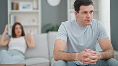 Güzel bir çift kanepede oturup tartışıyor.