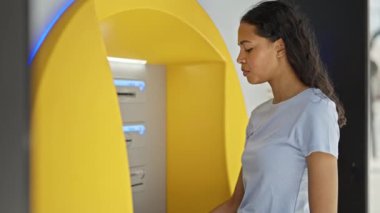 Afrikalı Amerikalı kadın, elinde kredi kartı veznedarı ile gülümsüyor.