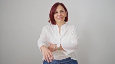 Orta yaşlı bir kadın kendinden emin bir şekilde evet diyor.
