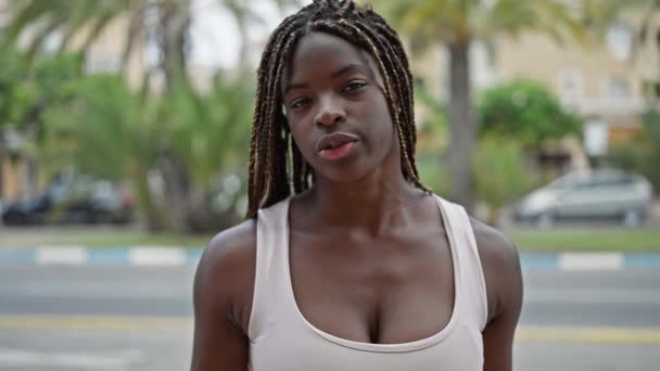 Mujer Afroamericana Pie Con Cara Seria Hablando Calle — Vídeo de stock