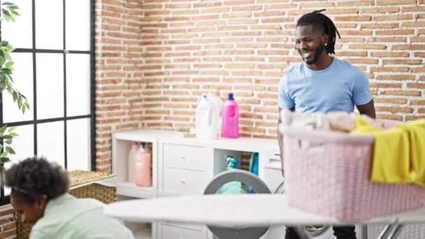 아프리카계 미국인 아버지와 세탁실에서 자신감 — 비디오