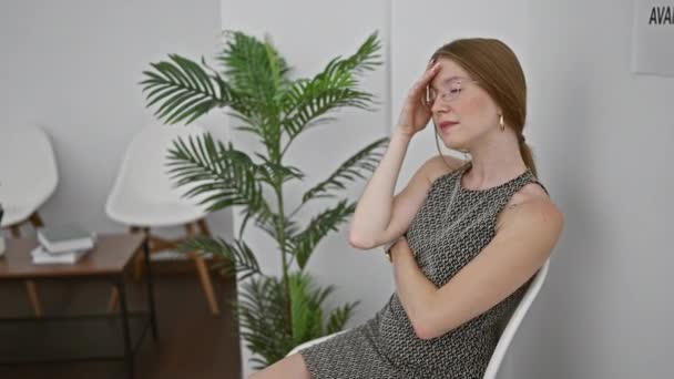 Junge Blonde Frau Sitzt Auf Stuhl Und Nimmt Gestresst Wartezimmer — Stockvideo
