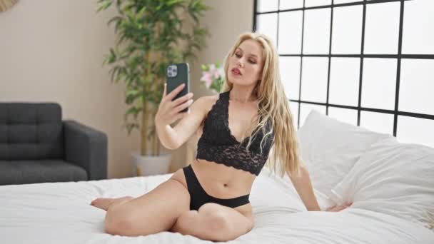 Młoda Blondynka Bieliźnie Zrobić Selfie Przez Smartfona Sypialni — Wideo stockowe