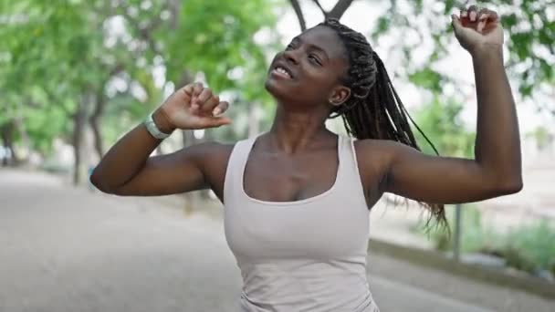 Afrikansk Amerikansk Kvinna Ler Självsäker Dans Parken — Stockvideo