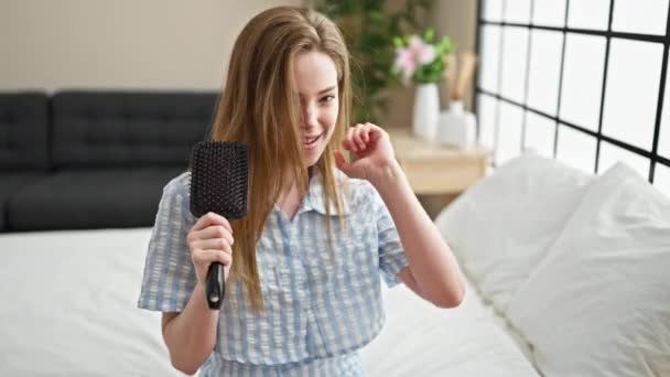 Jovem Loira Cantando Música Usando Escova Como Microfone Quarto — Vídeo de Stock