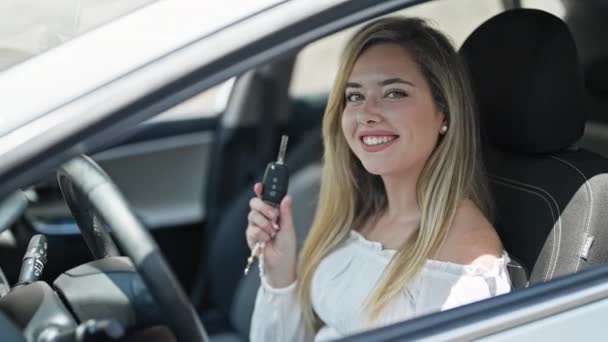 Junge Blonde Frau Lächelt Selbstbewusst Beim Autofahren Auf Der Straße — Stockvideo