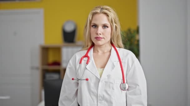 Jeune Femme Blonde Médecin Debout Avec Une Expression Sérieuse Disant — Video