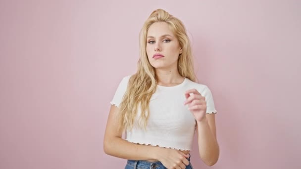 Young Blonde Woman Smiling Confident Standing Isolated Pink Background — Wideo stockowe
