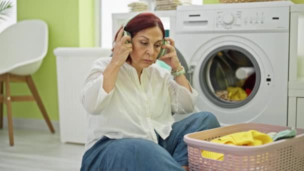 Mujer Mediana Edad Escuchando Música Lavando Ropa Lavandería — Vídeos de Stock