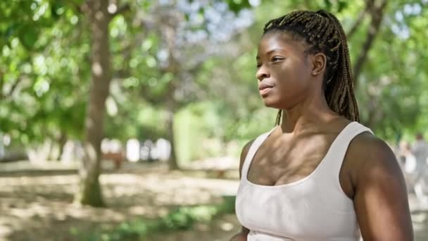 Африканська Американка Використовує Тканини Пилковою Алергією Парку — стокове відео