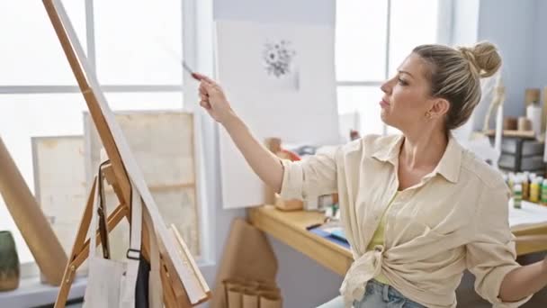 Young Blonde Woman Artist Drawing Art Studio — Stock Video