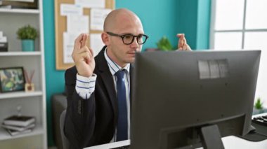 Genç İspanyol iş adamı ofiste kutlama yapmak için şans diliyor.