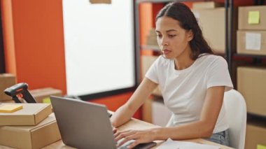 Afrika kökenli Amerikalı kadın ecommerce işçisi ofiste bilgisayar kutlaması yapıyor.