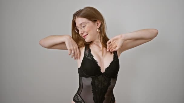 年轻的金发女人带着自信的笑容 性感的手臂伸展在孤独的白色背景上 — 图库视频影像