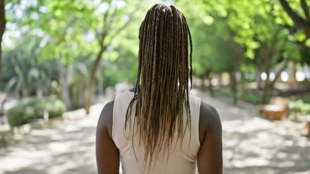 Африканська Американська Жінка Посміхається Впевнено Повертається Сама Прогулянка Парку — стокове відео