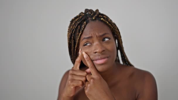 アフリカ系アメリカ人女性が孤立した白い背景の上にピンプルをポップ — ストック動画