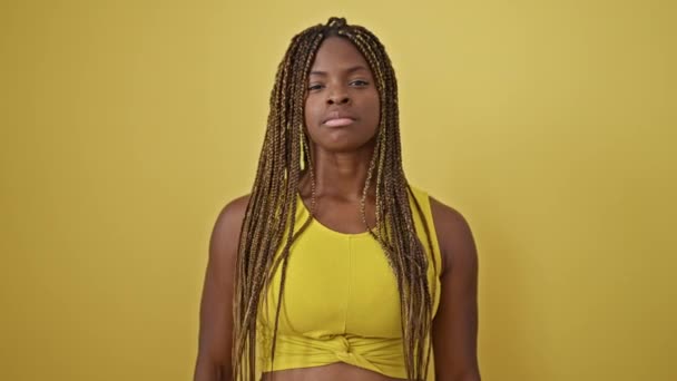 Africano Americano Mulher Apontando Para Espaço Branco Com Rosto Zangado — Vídeo de Stock