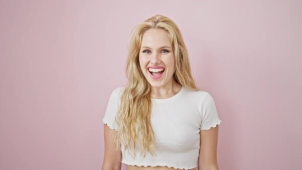 Jonge Blonde Vrouw Glimlachen Zelfverzekerd Staan Met Winnaar Gebaar Geïsoleerde — Stockvideo