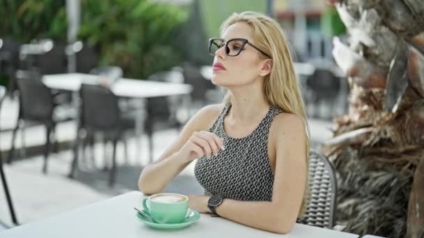 Jeune Femme Blonde Assise Sur Table Regardant Terrasse Café — Video