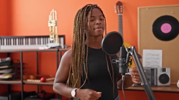 Afričanky Americká Žena Muzikant Usměvavý Jistý Zpěv Píseň Hudební Studio — Stock video