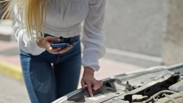 Junge Blonde Frau Telefoniert Auf Smartphone Mit Versicherung Für Autopanne — Stockvideo