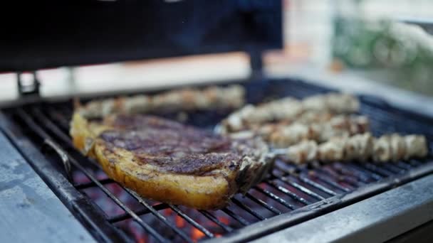 Memasak Daging Pada Barbeque — Stok Video