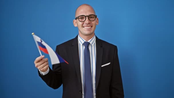 Jovem Homem Hispânico Empresário Segurando Bandeira Eslovena Sorrindo Sobre Fundo — Vídeo de Stock