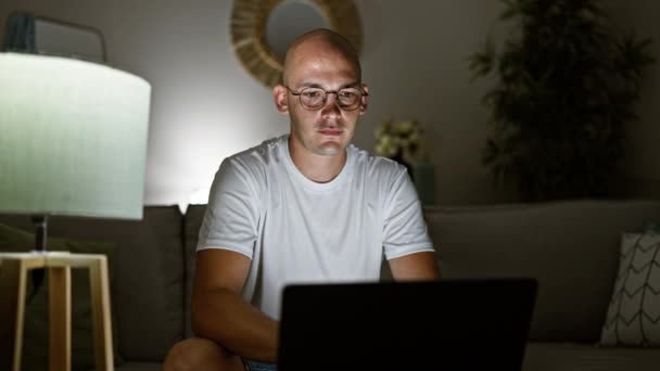 Evdeki Kanepede Dizüstü Bilgisayar Kullanan Genç Spanyol Adam Gözlüğünü Çıkartıyor — Stok video