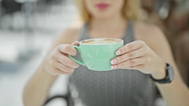 Молодая Блондинка Предлагает Чашку Кофе Сидя Столе Террасе Кафе — стоковое видео