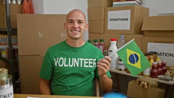 Junger Hispanischer Mann Lächelt Selbstbewusst Und Hält Brasilianische Fahne Charity — Stockvideo