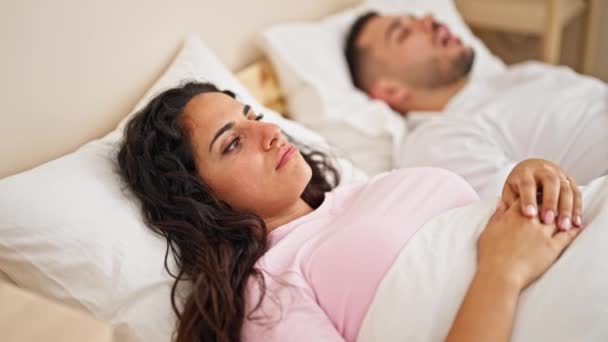 寝室でスノーのために不眠症を患っているベッドに横たわる男女カップル — ストック動画