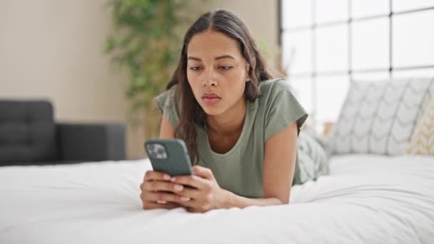Afroamerikanerin Mit Smartphone Auf Bett Liegend Weinend Schlafzimmer — Stockvideo