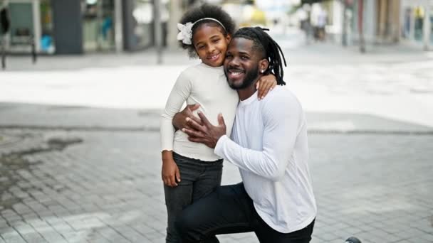 Afroamericano Padre Figlia Sorridente Fiducioso Abbracciarsi Vicenda Strada — Video Stock