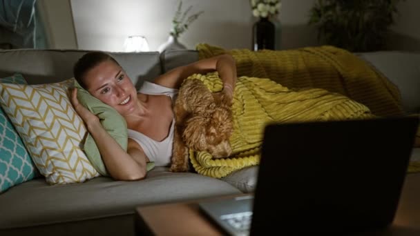 Dizüstü Bilgisayarında Film Izleyen Beyaz Bir Kadın Evdeki Kanepede Yatıp — Stok video