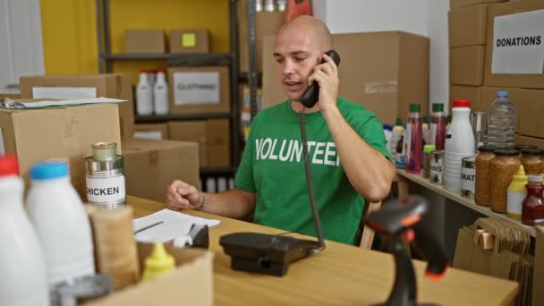 Jonge Spaanse Man Vrijwilliger Gesprek Telefoon Gestresst Het Liefdadigheidscentrum — Stockvideo