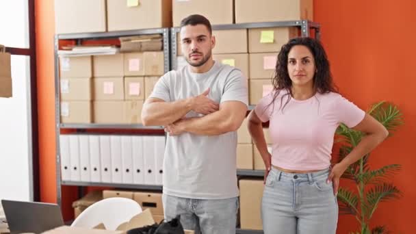 Работники Электронной Коммерции Мужчины Женщины Стоят Вместе Улыбаются Офисе — стоковое видео
