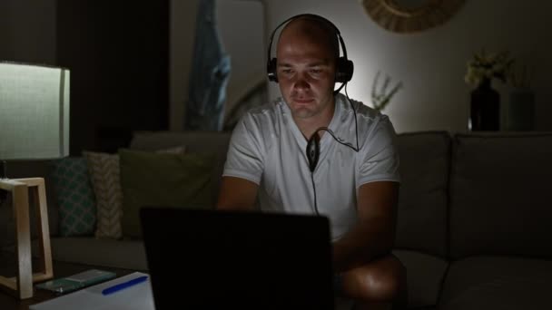Młody Hiszpan Korzystający Laptopa Słuchawek Robi Notatki Domu — Wideo stockowe