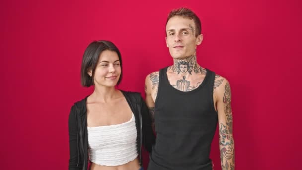 Beau Couple Souriant Confiant Debout Ensemble Parlant Sur Fond Rouge — Video