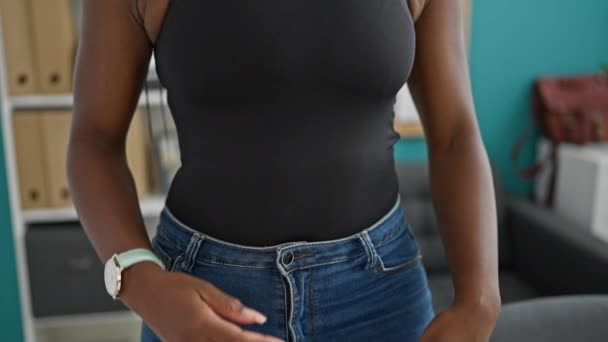 Afrikansk Amerikansk Kvinnlig Affärsman Står Med Armarna Korsade Gest Kontoret — Stockvideo