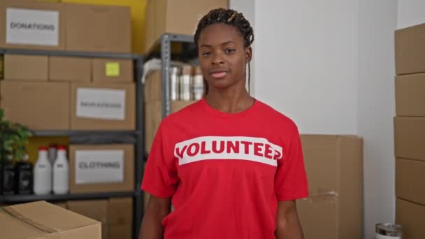 Mujer Afroamericana Señalando Uniforme Voluntario Sonriendo Oficina — Vídeo de stock