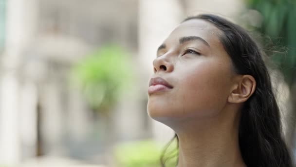 Mujer Afroamericana Mirando Cielo Respirando Calle — Vídeo de stock