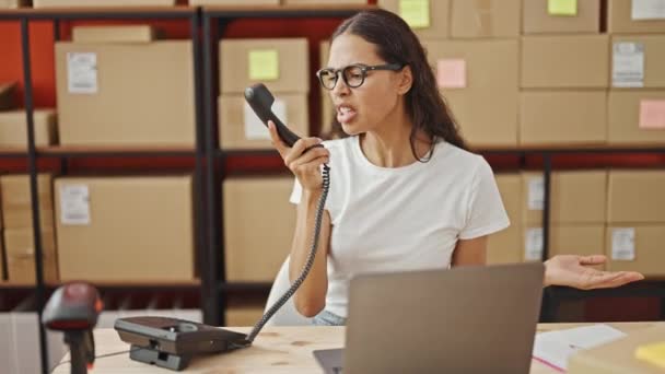 Afrikaans Amerikaanse Vrouw Commerce Zakenman Spreken Aan Telefoon Argumenteren Kantoor — Stockvideo